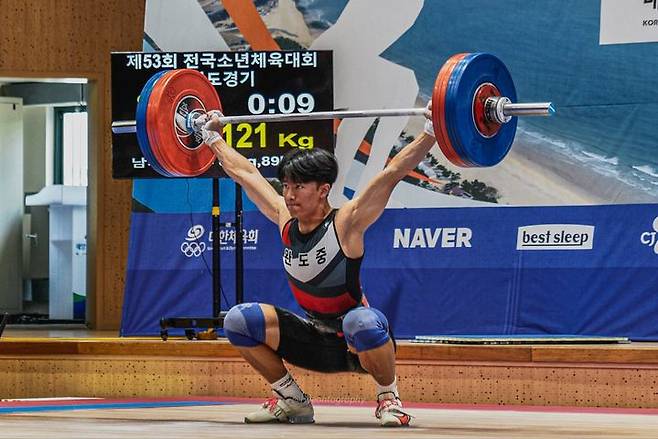 [완도=뉴시스] 제53회 전국소년체육대회서 역도 3관왕에 오른 완도중 3년 김태양의 인상 경기 장면. (사진 = 전남체육회 제공). 2024.05.27. photo@newsis.com *재판매 및 DB 금지