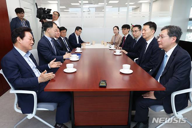 [사천=뉴시스]박완수(왼쪽) 경남도지사가 28일 오후 하루 전 개청한 사천 우주항공청을 방문해 윤영빈 우주항공청장과 환담하고 있다.(사진=경남도 제공) 2024.05.28.  photo@newsis.com