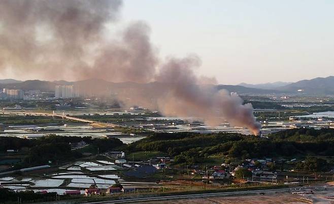 [청주=뉴시스] 이병찬 기자 = 28일 오후 7시40분께 충북 청주시 강서동 산업단지 인근에서 화재가 발생해 연기가 치솟고 있다. (사진=독자 장성우씨 제공) 2024.05.28.photo@newsis.com *재판매 및 DB 금지