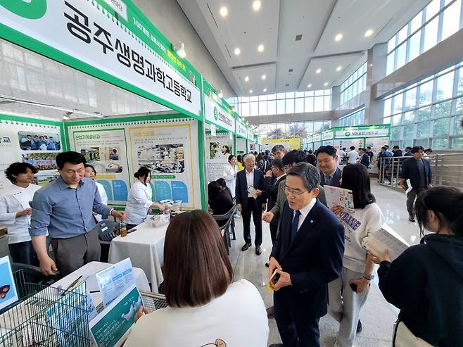 충남 천안 한국기술교육대 직업교육 한마당 행사장을 찾은 중학생들과 진로에 대해 이야기하는 유길상(오른쪽 두번째)&nbsp;총장.