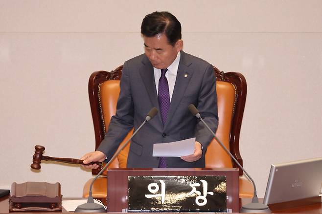 김진표 국회의장이 28일 국회에서 열린 본회의에서 여당이 불참한 가운데 표결한 전세사기특별법 개정안에 대해 가결 선포하고 있다. 연합뉴스