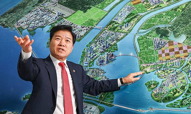 김경안 새만금개발청장이 24일 서울 용산구 새만금투자전시관에서 새만금토지이용계획도를 가리키며 그동안 추진 상황과 향후 개발 계획 등을 설명하고 있다. 김 청장은 “윤석열정부 들어 새만금에 대한 국제투자진흥지구와 이차전지 특화단지 지정에 힘입어 10조원이 넘는 투자가 이뤄지고 기업이 모여드는 곳으로 완전히 탈바꿈했다”고 강조했다. 최상수 기자