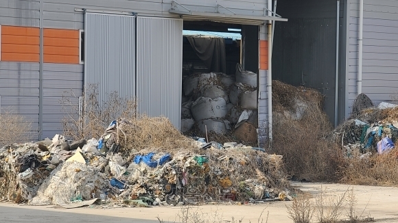 충남 아산시 둔포면 일원의 한 공장 내부에 폐비닐·폐플라스틱 등 폐합성수지 불법 폐기물이 쌓여 있다. 서울신문DB