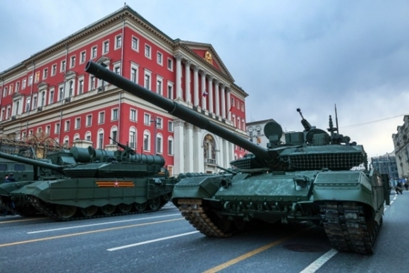2022년 4월 28일 러시아 모스크바 도심에서 전승절 퍼레이드 리허설을 하고 있는 러시아 주력 전차 T-90M. TASS 연합뉴스