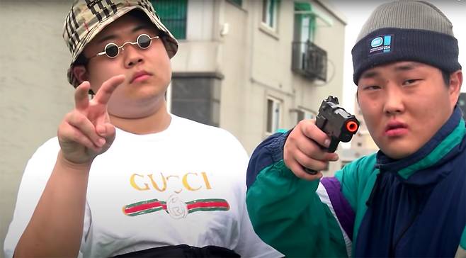 ‘맨스티어’는 개그맨 전경민(왼쪽)·최제우씨(오른쪽)가 한국 래퍼를 풍자하며 만든 ‘부캐’이다. ⓒ뷰티풀너드 유튜브 갈무리