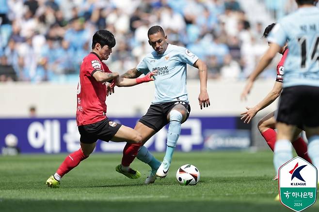 볼 경합하는 최준. /사진=한국프로축구연맹 제공