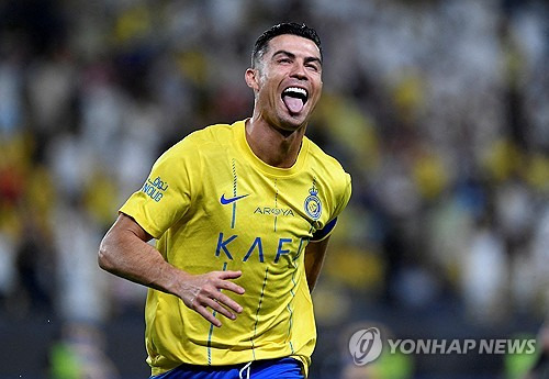 사우디아라비아 프로축구 리그에서 뛰고 있는 크리스티아누 호날두가 또다시 새로운 기록을 작성했다. 호날두는 28일(한국시간) 열린 알이티하드와의 2023-24시즌 사우디아라비아 프로리그 34라운드 최종전에서 멀티골을 몰아치며 소속팀 알나스르의 4-2 대승을 이끌었다. 최종 35골로 시즌을 마친 호날두는 알렉산다르 미트로비치(27골)를 제치고 득점왕에 등극했다. 이로써 호날두는 네 개 리그에서 득점왕을 차지한 최초의 선수가 됐다. 사진 연합뉴스