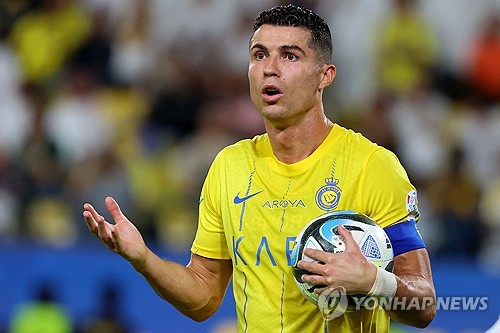 사우디아라비아 프로축구 리그에서 뛰고 있는 크리스티아누 호날두가 또다시 새로운 기록을 작성했다. 호날두는 28일(한국시간) 열린 알이티하드와의 2023-24시즌 사우디아라비아 프로리그 34라운드 최종전에서 멀티골을 몰아치며 소속팀 알나스르의 4-2 대승을 이끌었다. 최종 35골로 시즌을 마친 호날두는 알렉산다르 미트로비치(27골)를 제치고 득점왕에 등극했다. 이로써 호날두는 네 개 리그에서 득점왕을 차지한 최초의 선수가 됐다. 사진 연합뉴스