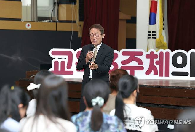 학부모 연수 참석한 조희연 교육감 (서울=연합뉴스) 조희연 서울시 교육감이 30일 서울 동작구 여성플라자에서 서울 서남권 초·중·고·특수학교 학부모를 대상으로 열린 연수에 참석해 '공동체형 학교로 나아가는 서울교육의 변화와 응전'을 주제로 특강하고 있다. 2024.4.30 [서울시교육청 제공. 재판매 및 DB 금지] photo@yna.co.kr