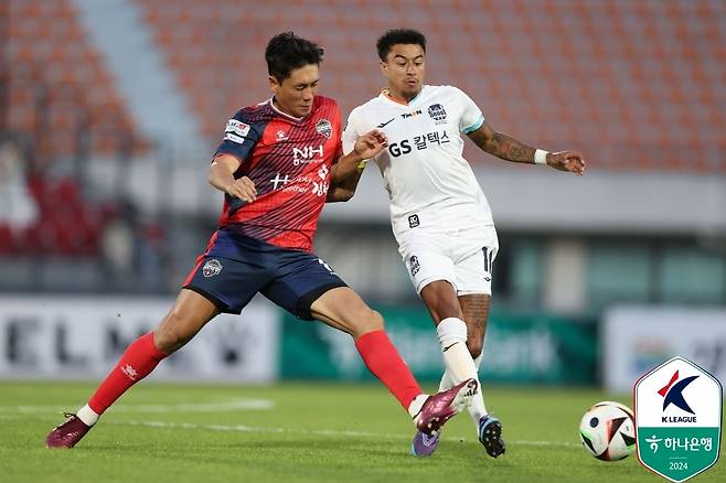 김천 원두재, 서울 린가드의 경합 [한국프로축구연맹 제공. 재판매 및 DB 금지]