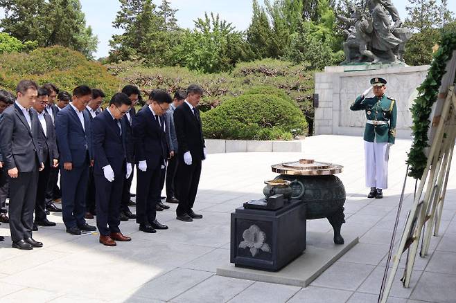 한화그룹 방산계열사 임직원들이 국립서울현충원에서 합동 참배를 진행하고 있다.(사진=한화.)