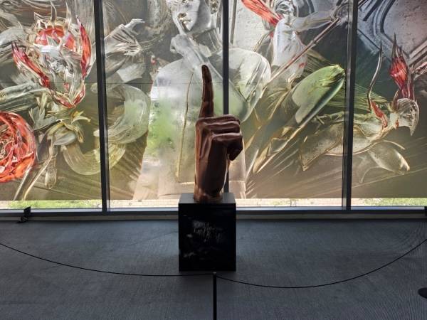 - 페이커의 시그니처 포즈인 '쉿'