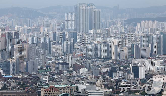 서울 남산에서 바라본 도심에 아파트 단지와 주택가가 보이고 있다. 2024.5.20/뉴스1 ⓒ News1 장수영 기자