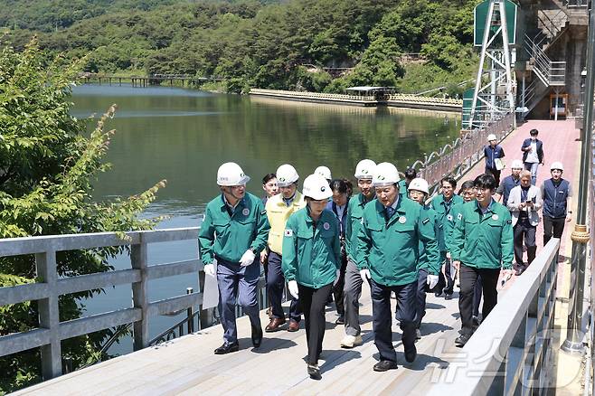 김영환 충북지사가 29일 한화진 환경부 장관과 함께 괴산댐 홍수 대응 개선 상황을 점검하고 있다. (충북도)