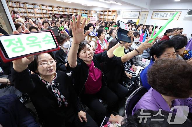 29일 오후 서울 마포구 일성여자중고등학교에서 열린 시 낭송대회에서 만학도들이 동료 학생을 응원하고 있다. 2024.5.29/뉴스1 ⓒ News1 신웅수 기자