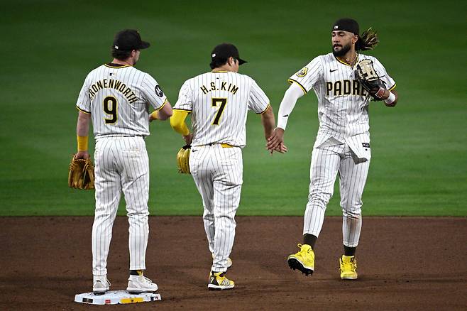 샌디에이고의 승리로 경기가 끝난 직후 제이크 크로넨워스, 김하성, 페르난도 타티스 주니어가 세리머니를 하고 있다. AFP연합뉴스