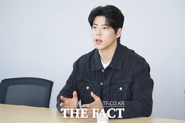 최우성은 "배드민턴 클럽을 하는데 '수사반장 1958' 이후 알아봐 주는 사람이 늘었다"고 웃으며 말했다. 사진은 최우성이 <더팩트> 사옥 안에서 인터뷰하고 있는 모습. /서예원 기자