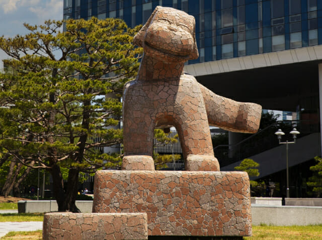 KAIST 오리 연못에 설치된 대형 조각 '생생'이.