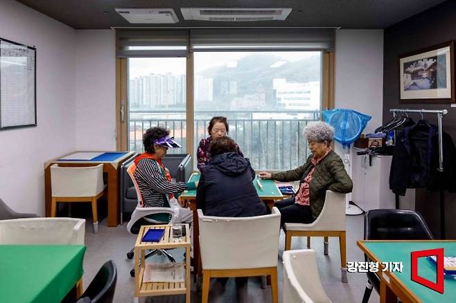 지난달 3일 용인시 노인복지주택인 스프링카운티자이에서 입주민들이 보드게임을 하고 있다. 사진=강진형 기자aymsdream@