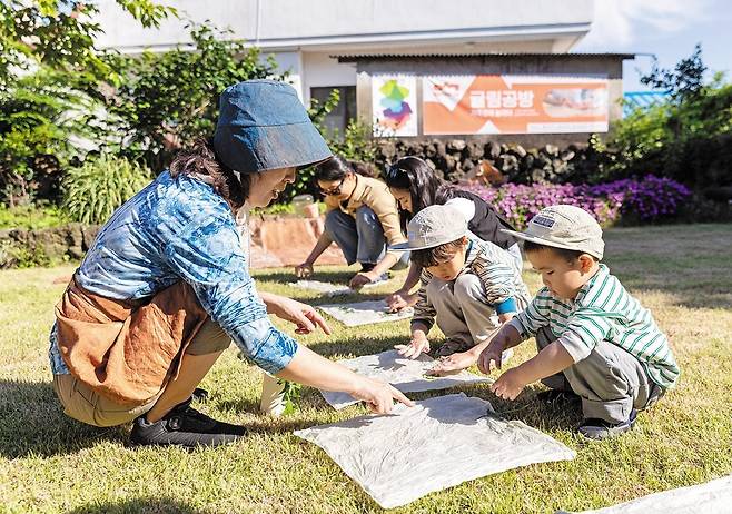 제주특별자치도 서귀포시 신효마을 공예축제 ‘일상이 공예’엔 어린아이부터 마을 어르신까지 다함께 참여해 즐겼다. /한국공예·디자인문화진흥원 제공