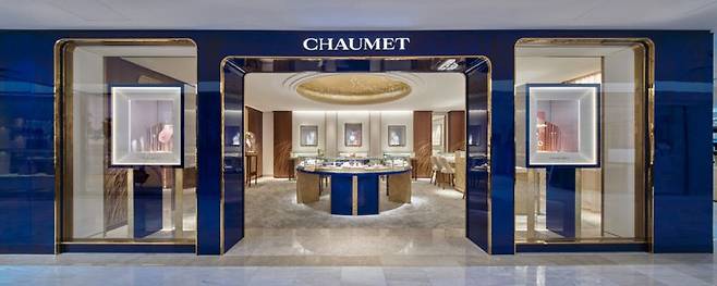 롯데면세점이 명동본점의 프랑스 하이엔드 주얼리 브랜드 '쇼메'(CHAUMET) 매장을 29일 리뉴얼 오픈했다. 롯데면세점 제공