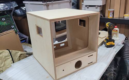 나무를 조립하고 본드로 붙여준다