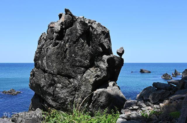 덕봉산 갯바위에 누군가 마술처럼 돌을 세워 놓았다.