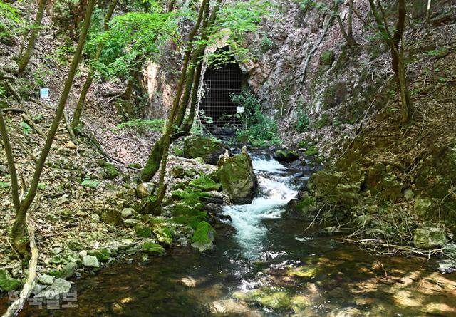 소한계곡 초당굴에서 차가운 물이 흘러내리고 있다.