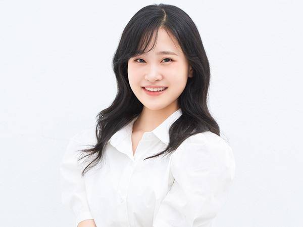 트로트 가수 김다현이 그레인엔터테인먼트와 전속계약을 체결하며 활약을 예고했다. 그레인엔터테인먼트 제공