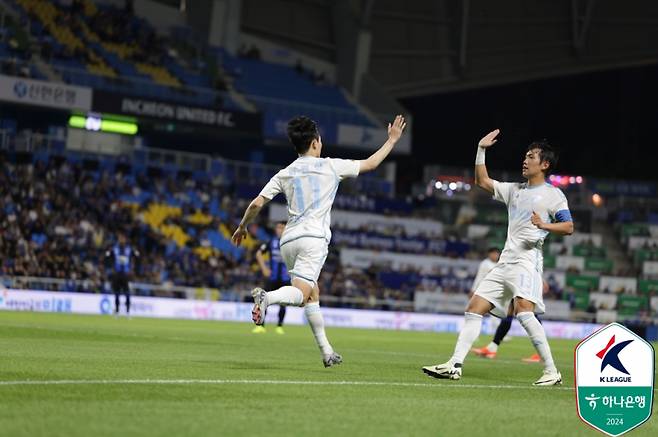 울산 HD 엄원상이 29일 인천축구전용경기장에서 열린 인천 유나이티드전에서 동점골을 넣은 뒤 골 세리머니를 하고 있다. 사진=프로축구연맹