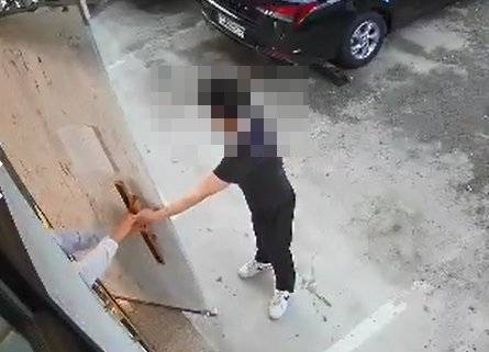 사무실 앞에서 대치 중인 A씨와 B씨. 연합뉴스