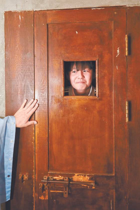 ‘1평으로 체험하는 식민지: 학교·감옥’ 코너에서 고문용 벽관에 들어간 홍원교 학생기자.