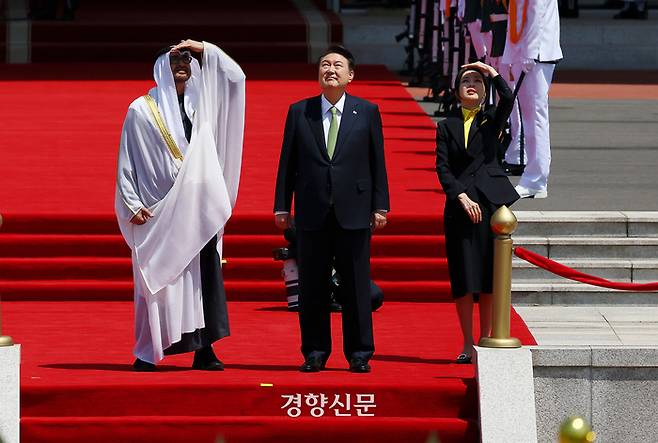 윤석열 대통령 내외와 무함마드 빈 자이드 알나하얀 아랍에미리트(UAE) 대통령이  29일 서울 용산 대통령실에서 열린 공식환영식에서 공군 블랙이글스의 공중 사열을 보고 있다. 대통령실사진기자단