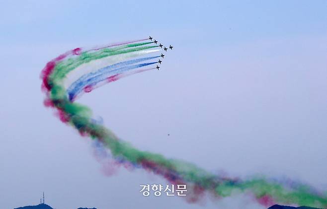 공군 특수비행팀 블랙이글스가 29일 오전 서울 용산구 상공에서 무함마드 빈 자예드 알 나흐얀 아랍에미리트(UAE) 대통령 방한 기념 축하 비행을 하고 있다. 정지윤 선임기자