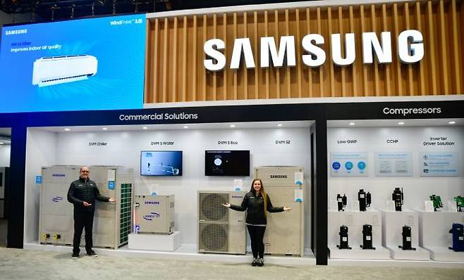 삼성전자가 미국 시카고에서 개최되는 북미 최대 공조 전시회 ‘2024 AHR 엑스포’에 참가해 혁신적인 공조 솔루션을 선보인다. 삼성전자 모델이 DVM 라인업을 소개하고 있는 모습. 삼성전자
