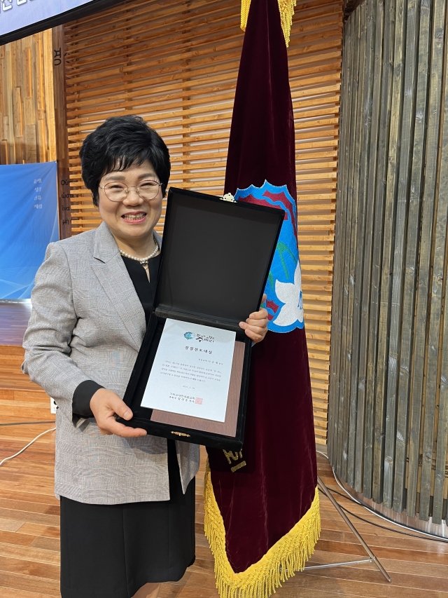 서순애 신길교회 권사가 28일 전북 전주 바울교회에서 열린 기독교대한성결교회 제118년차 총회에서 전도왕 상패를 들어 보이며 웃고 있다.