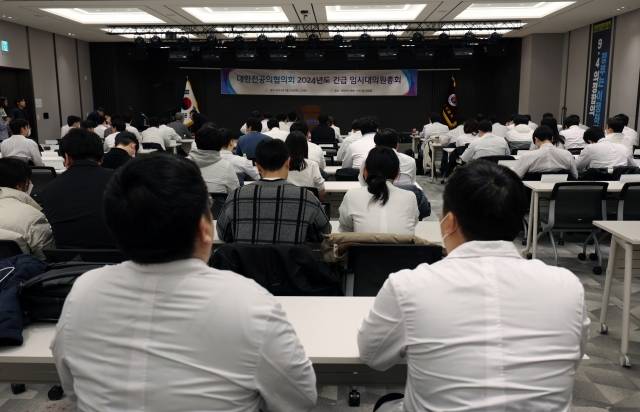 2월 20일 서울 대한의사협회에서 열린 대한전공의협의회 긴급 임시대의원총회에서 의사가운을 입은 전공의들이 총회 시작을 기다리고 있다. 뉴시스