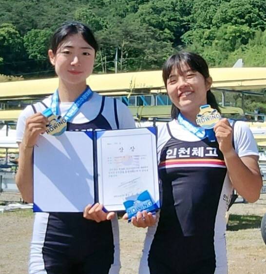 여고부 경량급더블스컬서 우승한 김세은·김시은. 인천체고 제공