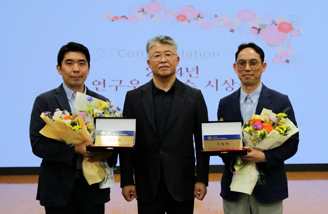 우수연구자 시상식. 왼쪽부터 김종현 아주영펠로우, 최기주 총장, 서형탁 아주 펠로우.[아주대 제공]