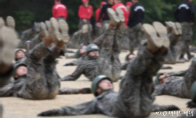 기사와 무관함. 사진은 육군 제5포병여단 강속대대 장병들이 지난 23일 경기도 연천군에 위치한 유격장에서 유격훈련을 받고 있는 모습. /사진=뉴스1