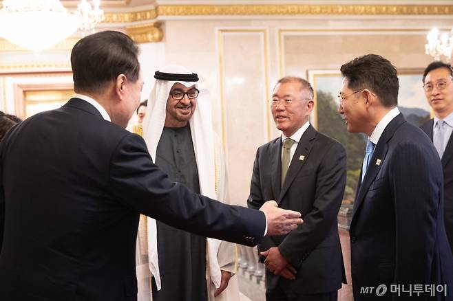 (서울=뉴스1) 송원영 기자 = 국빈으로 방한한 모하메드 빈 자이드 알 나흐얀 아랍에미리트(UAE)대통령이 29일 청와대 영빈관에서 열린 국빈 오찬에서 윤석열 대통령과 함께 입장하며 정의선 현대차그룹 회장, 조현준 효성그룹 회장과 인사하고 있다. (대통령실 제공) 2024.5.29/뉴스1 Copyright (C) 뉴스1. All rights reserved. 무단 전재 및 재배포, AI학습 이용 금지. /사진=(서울=뉴스1) 송원영 기자