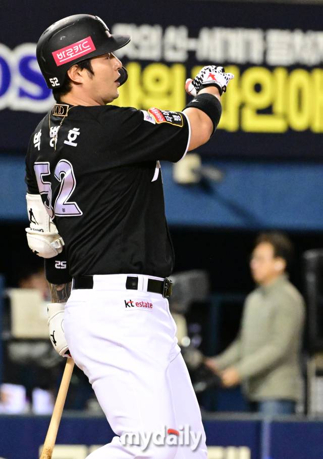 2024년 5월 10일 서울 잠실야구장에서 진행된 '2024 신한 SOL 뱅크 KBO 리그' KT-두산의 경기. KT 박병호가 7회초 무사 2,3루에서 대타로 나와 두산 김택연에게 삼진을 당한 뒤 아쉬워 하고 있다./마이데일리