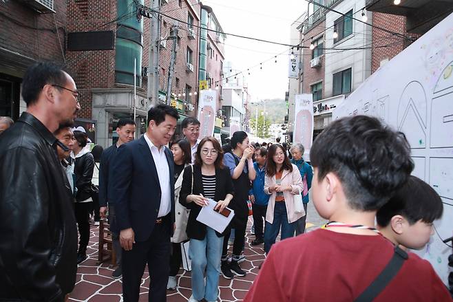 서울 관악구는 서림다복길 별다복페스타를 지난해에 이어 올해 두 번째로 개최한다. 박준희 관악구청장이 지난해 열린 서림다복길 별다복페스타를 둘러보고 있다.[관악구 제공]