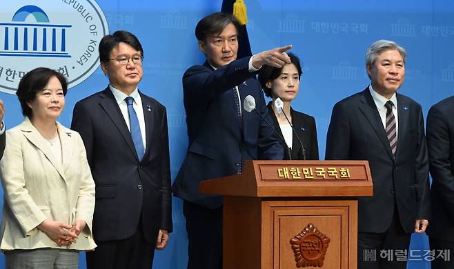 조국 조국혁신당 대표를 비롯한 당선인들. 이상섭 기자