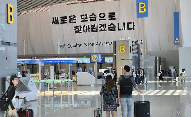 [서울=뉴시스] 지난 28일 오후 인천공항 제2여객터미널 출국장에 내붙은 4단계 건설사업 안내문. 2024.05.29. mania@newsis.com *재판매 및 DB 금지