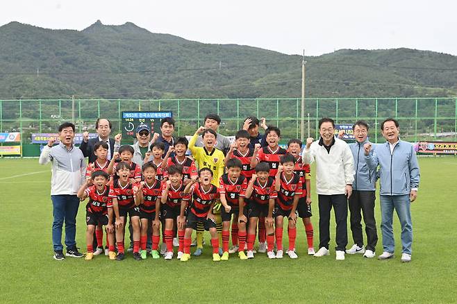 [안동=뉴시스] 제53회 전국소년체육대회에서 우승한 포항제철초 축구단. (사진=경북교육청 제공) 2024.05.29 *재판매 및 DB 금지