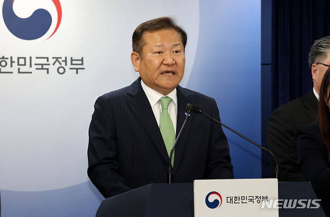 [서울=뉴시스] 배훈식 기자 = 이상민 행정안전부 장관이 지난 1일 오전 서울 종로구 정부서울청사에서 악성 민원 방지 및 민원 공무원 보호강화 대책 합동 브리핑을 하고 있다. 2024.05.01. dahora83@newsis.com