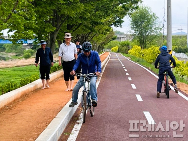 ▲장성군이 황룡강 일원에 맨발걷기길을 조성해 주민들로부터 호응을 얻고 있다ⓒ장성군