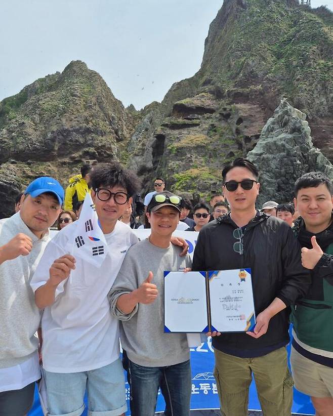 (사)독도사랑운동본부는 배우 홍경인을 울릉도·독도 연예인 홍보대사로 대한민국 영토 독도에서 위촉한 가운데 기념촬영을 하고 있다. (왼쪽부터 파이터 권아솔, 가수 김창열, 배우 홍경인, 방경석 부총재, 개그맨 오인택). (사)독도사랑운동본부 제공