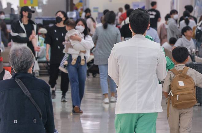 정부의 의대 정원 증원에 반발해 전공의들이 병원을 떠난 지 100일째 되는 29일 서울의 한 대학병원에서 의료진이 들어서고 있다.